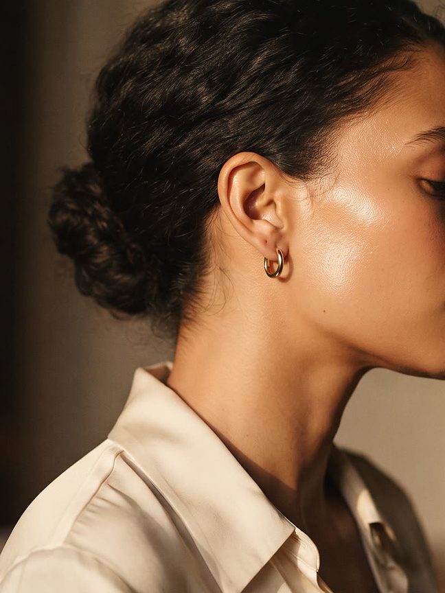 Rostro de perfil con la piel luminosa y maquillaje natural