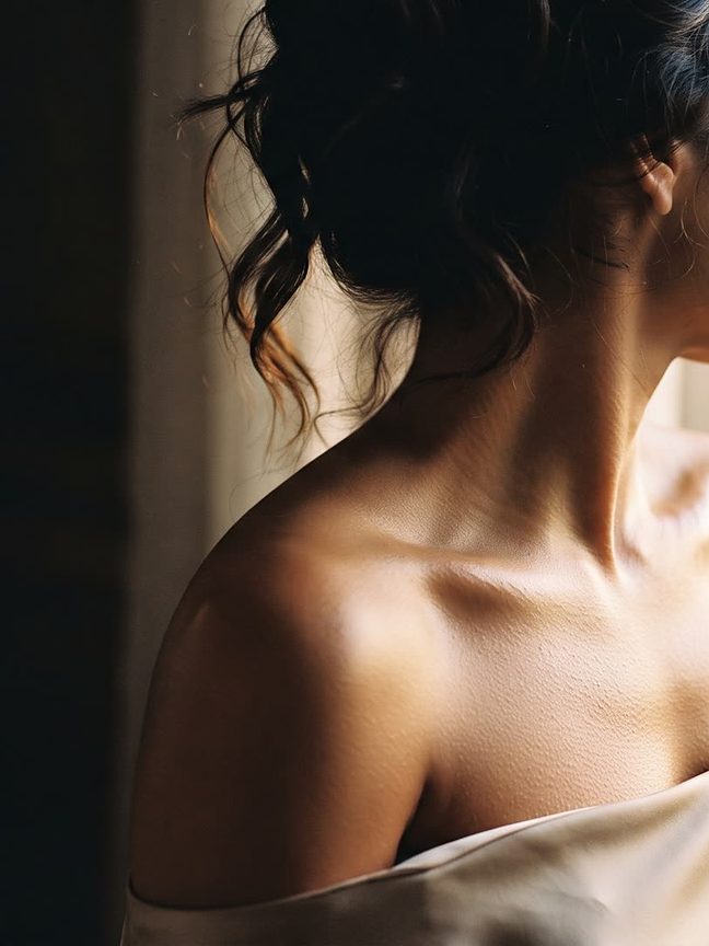 Espalda y hombros de una mujer con bata de seda